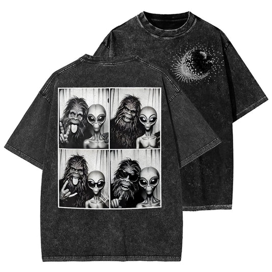Sasquatch & Alien: Best Photobomb Ever! Washed T-shirt