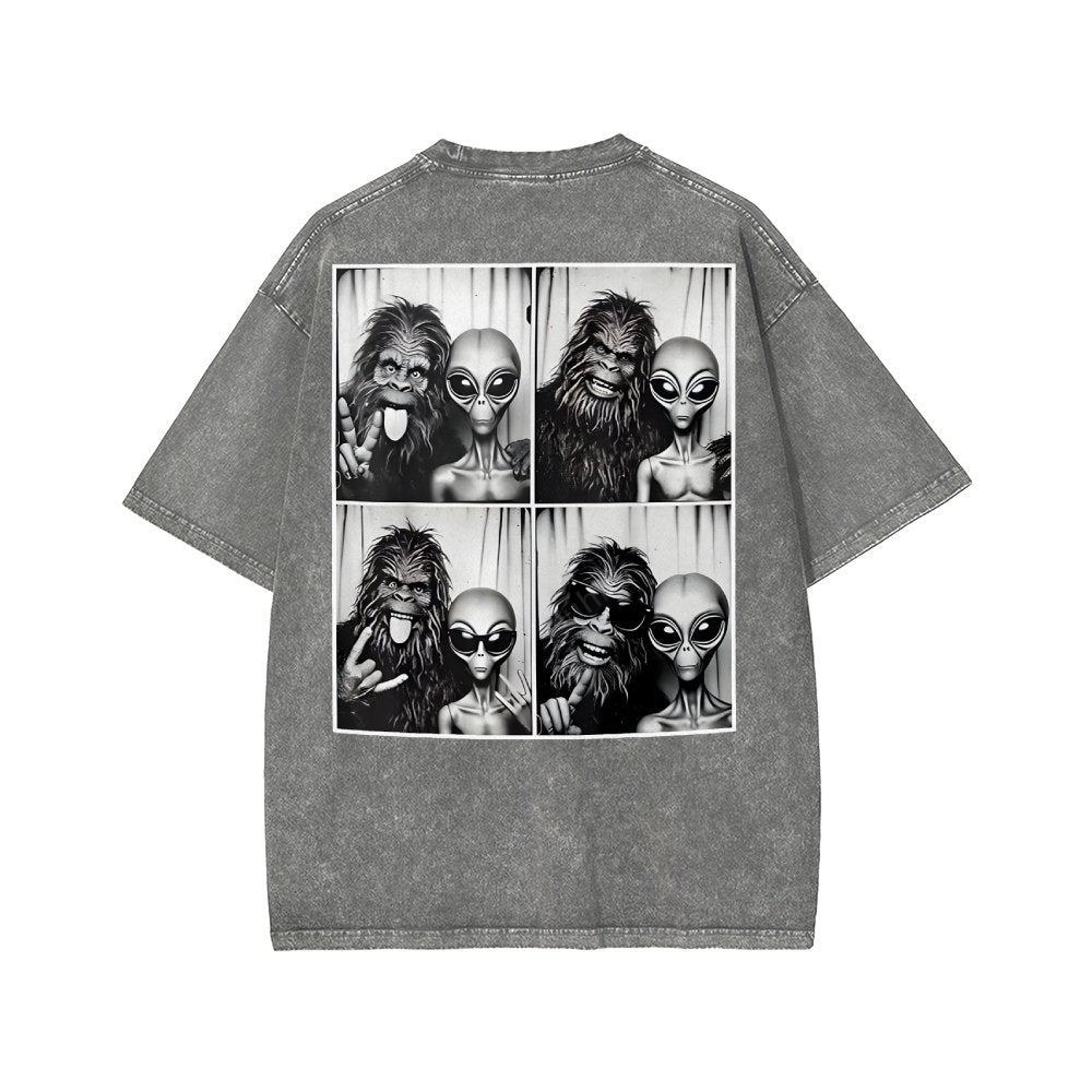Sasquatch & Alien: Best Photobomb Ever! Washed T-shirt