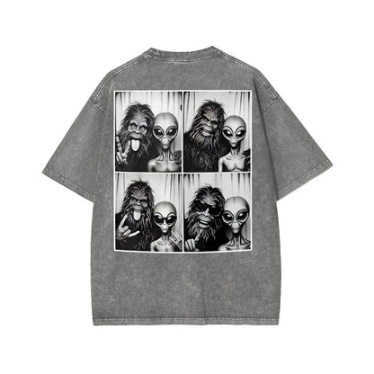 Sasquatch & Alien: Best Photobomb Ever! Washed T-shirt