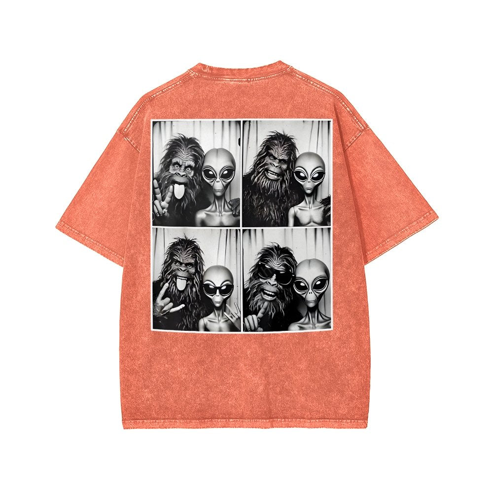 Sasquatch & Alien: Best Photobomb Ever! Washed T-shirt
