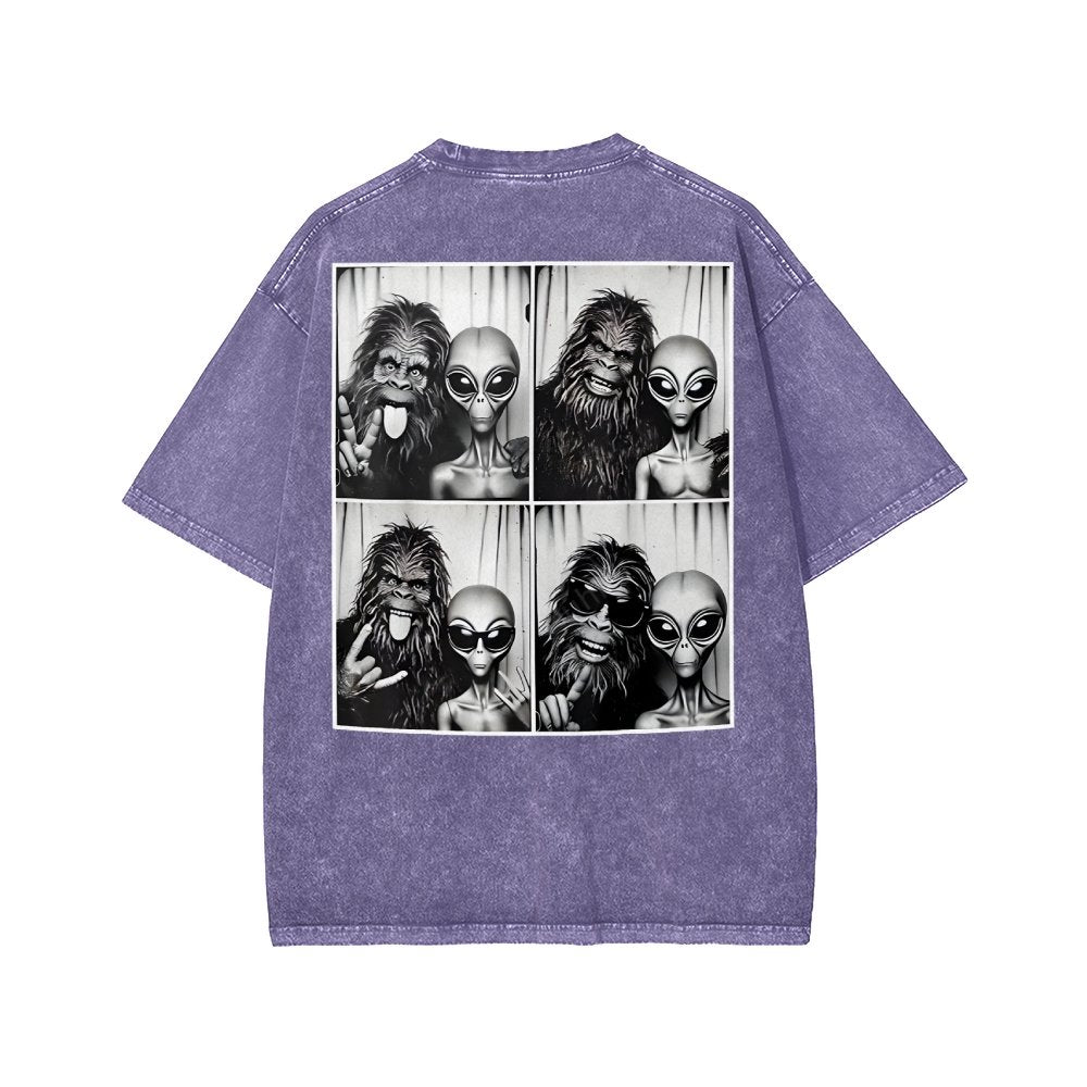 Sasquatch & Alien: Best Photobomb Ever! Washed T-shirt