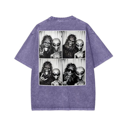 Sasquatch & Alien: Best Photobomb Ever! Washed T-shirt