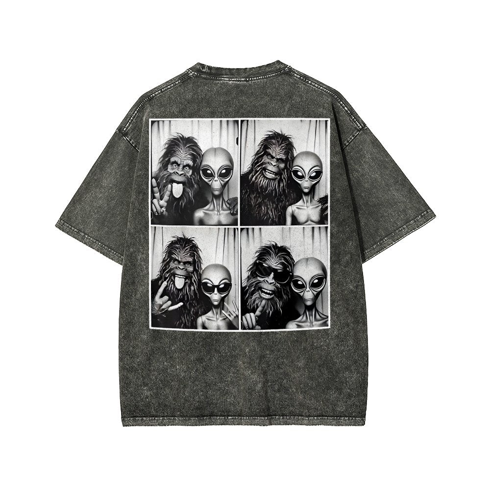 Sasquatch & Alien: Best Photobomb Ever! Washed T-shirt