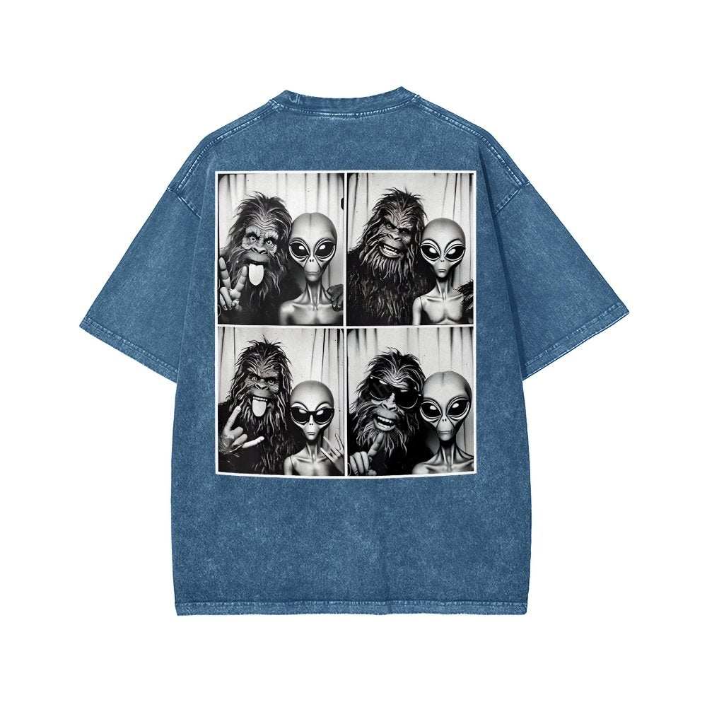 Sasquatch & Alien: Best Photobomb Ever! Washed T-shirt