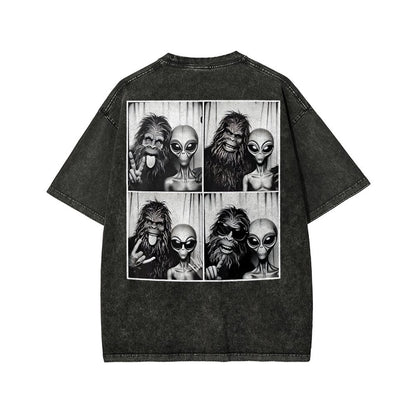Sasquatch & Alien: Best Photobomb Ever! Washed T-shirt