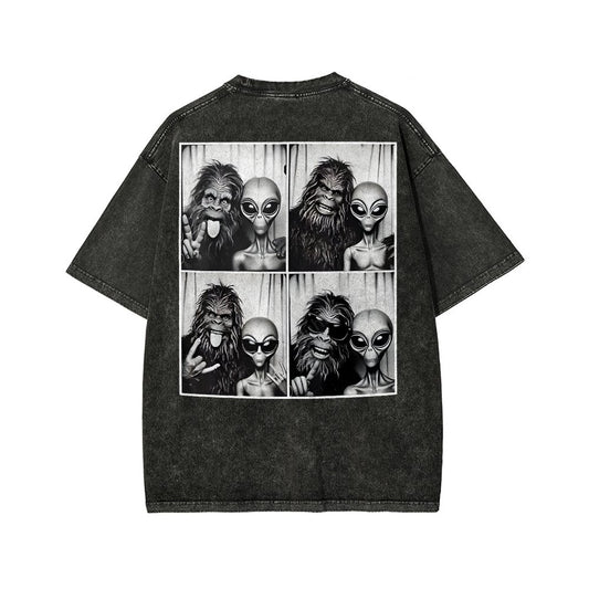 Sasquatch & Alien: Best Photobomb Ever! Washed T-shirt