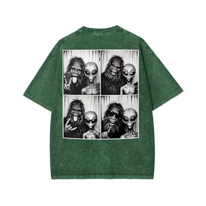 Sasquatch & Alien: Best Photobomb Ever! Washed T-shirt