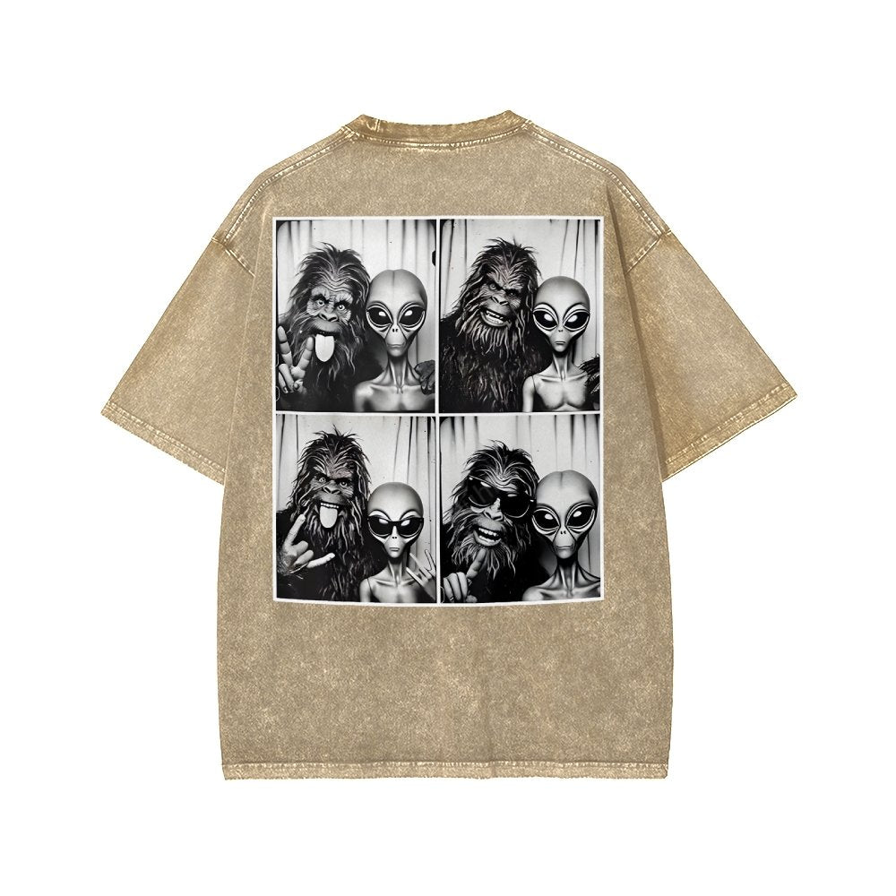 Sasquatch & Alien: Best Photobomb Ever! Washed T-shirt