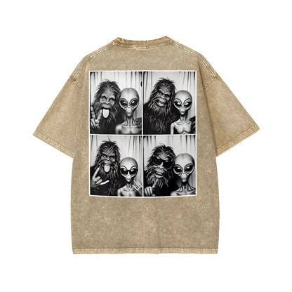 Sasquatch & Alien: Best Photobomb Ever! Washed T-shirt
