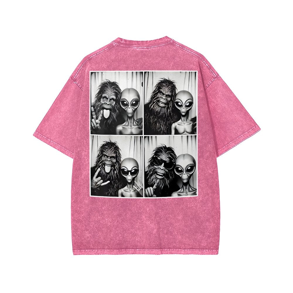 Sasquatch & Alien: Best Photobomb Ever! Washed T-shirt