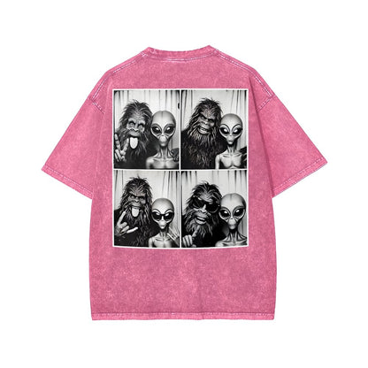 Sasquatch & Alien: Best Photobomb Ever! Washed T-shirt