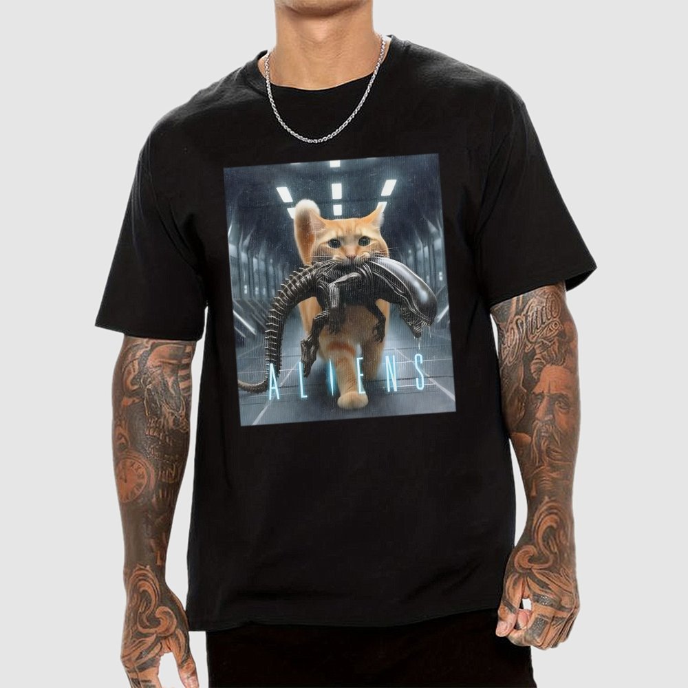 Cat Vs Mysterious Creatures Geek T-Shirt