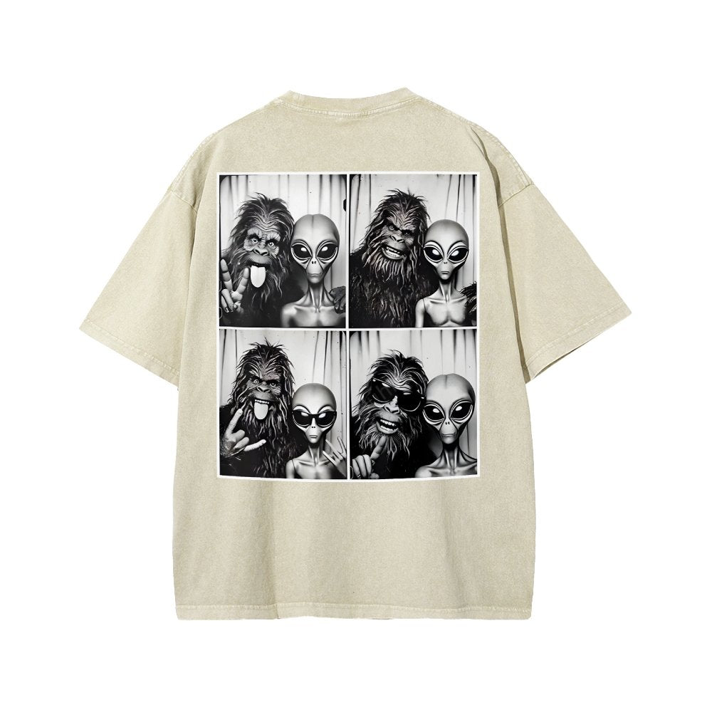 Sasquatch & Alien: Best Photobomb Ever! Washed T-shirt