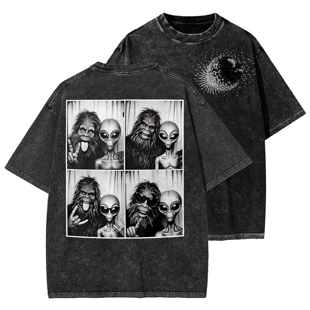 Sasquatch & Alien: Best Photobomb Ever! Washed T-shirt