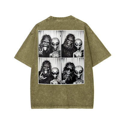 Sasquatch & Alien: Best Photobomb Ever! Washed T-shirt